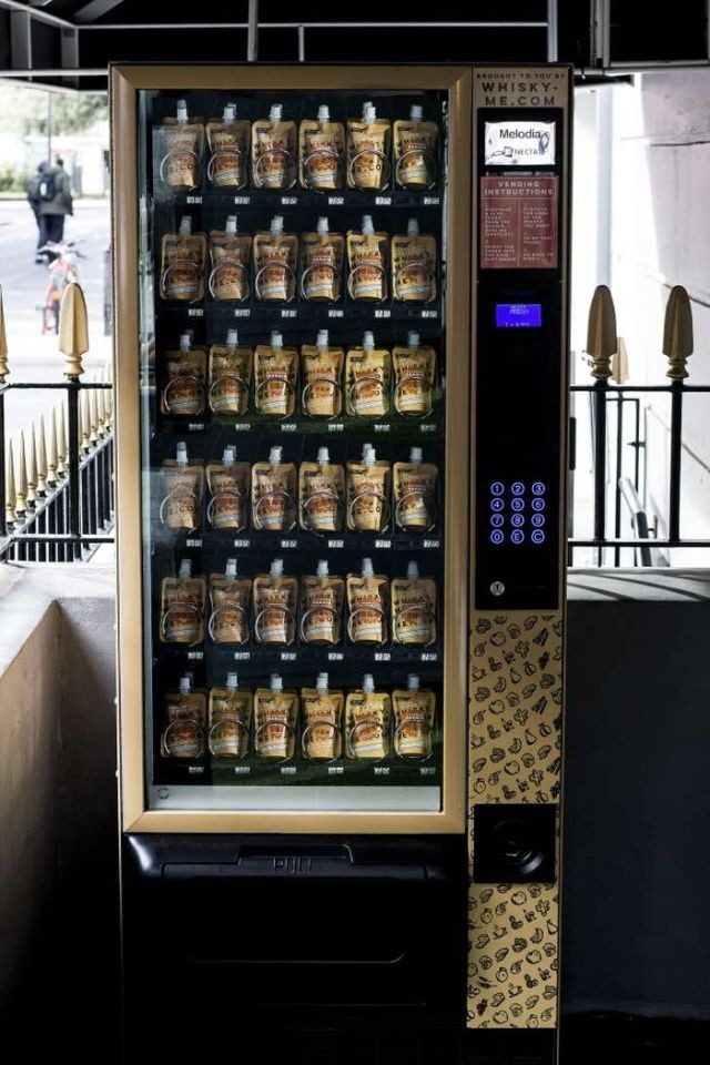 Лондонские уличные автоматы по продаже виски в пакетиках (4 фото)