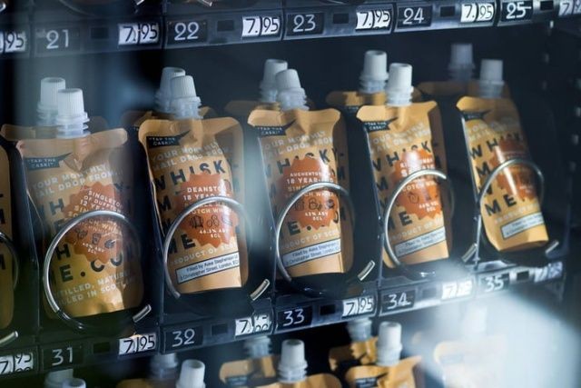 Лондонские уличные автоматы по продаже виски в пакетиках (4 фото)