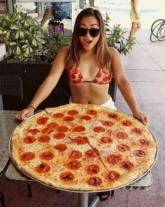 Девушки и пицца (16 фото)