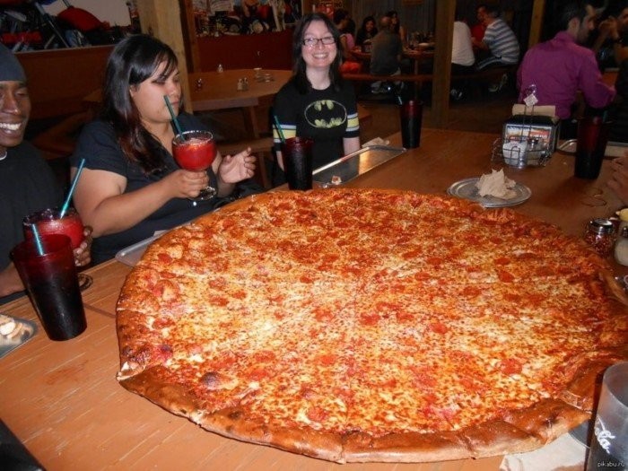Девушки и пицца (16 фото)