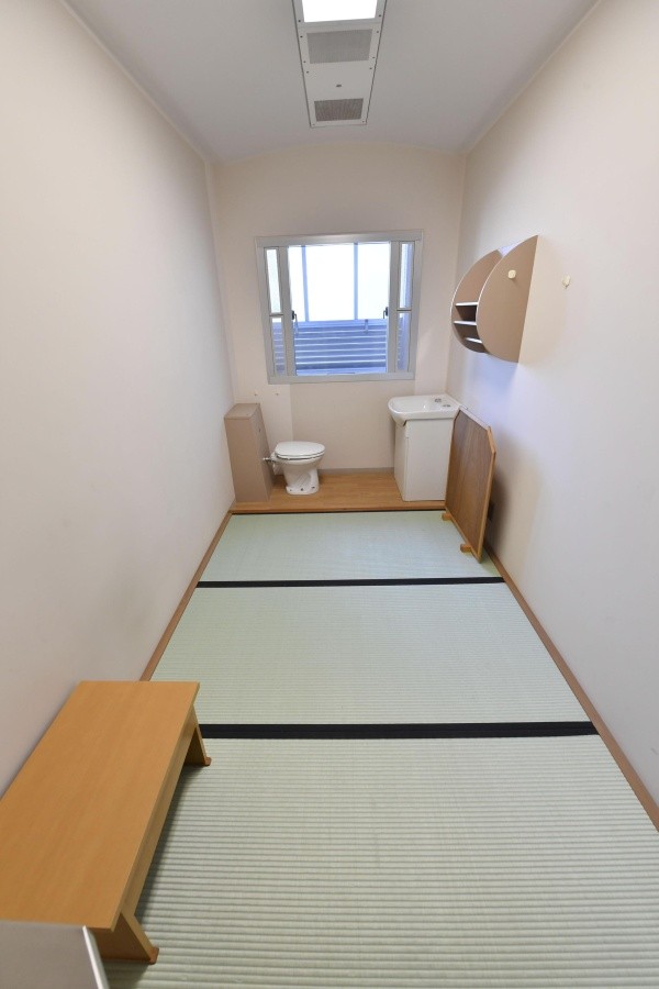 Как выглядит камера в обычной токийской тюрьме (2 фото)