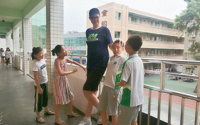 Чжан Цзыюй - самая высокая в мире 11-летняя девочка (5 фото)