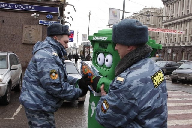 Милиция и Greenpeace (7 фото)