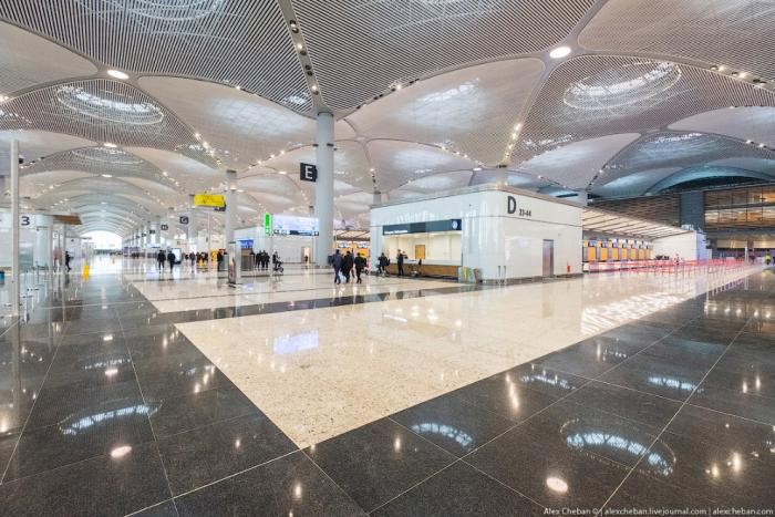 Прогулка по самому большому аэропорту в мире (23 фото)