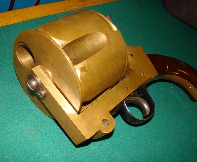 Необычный револьвер внушительных размеров (4 фото)