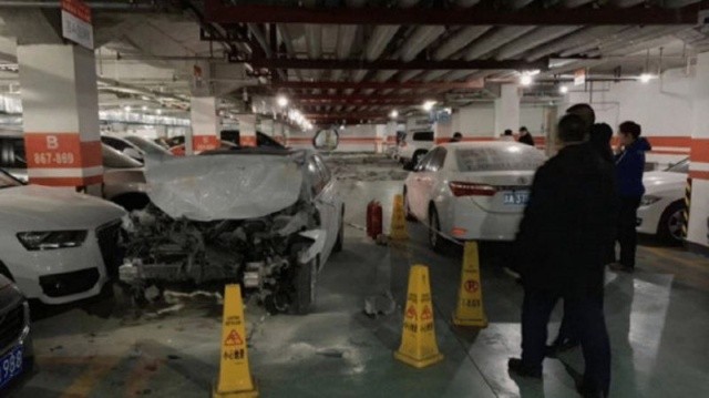 Необычная авария из-за заклинившей педали газа на новой Audi (3 фото)