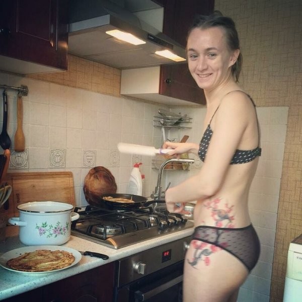 Борщ, прости: девушки, которым простительно готовить невкусно (21 фото)