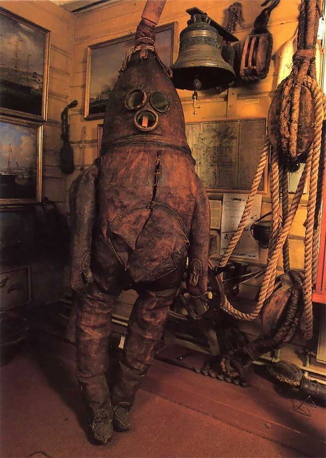 Один из старейших водолазных костюмов в мире (7 фото)