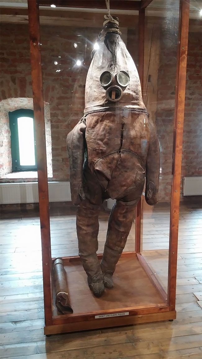 Один из старейших водолазных костюмов в мире (7 фото)