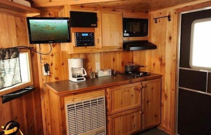 Мобильный домик для зимней рыбалки (5 фото)