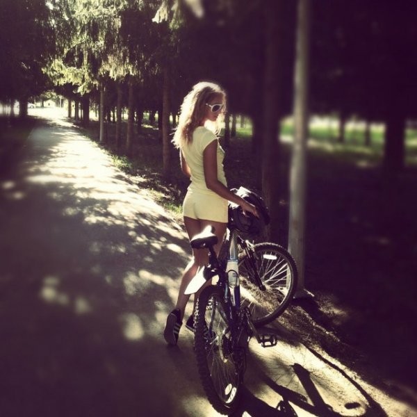 Девушки на велосипедах (50 фото)