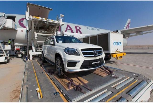Интересно о том, как доставляют самолетом новые авто шейхам (18 фото)