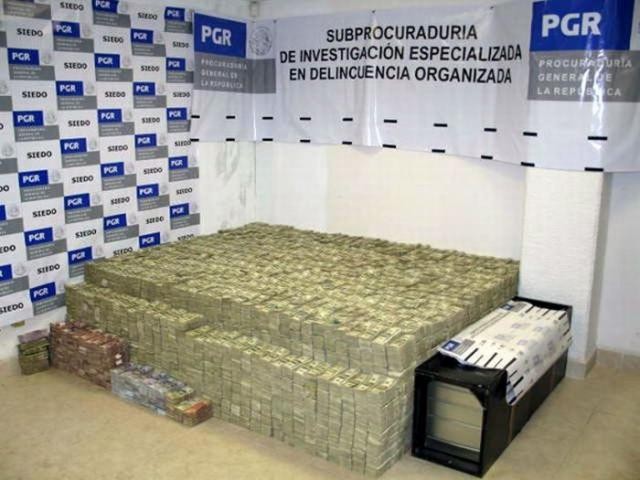 Обыск личного дома мексиканского наркобарона (23 фото)
