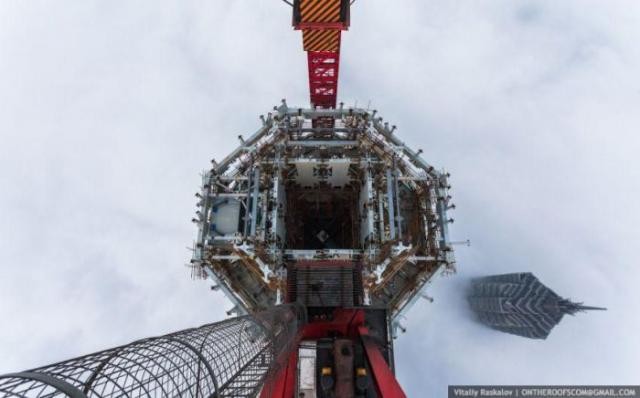 Русские руферы забрались на 650-метровую вышку в Китае (13 фото)