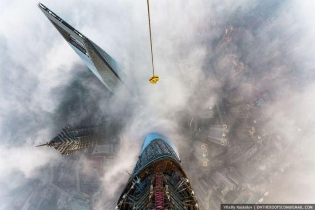Русские руферы забрались на 650-метровую вышку в Китае (13 фото)