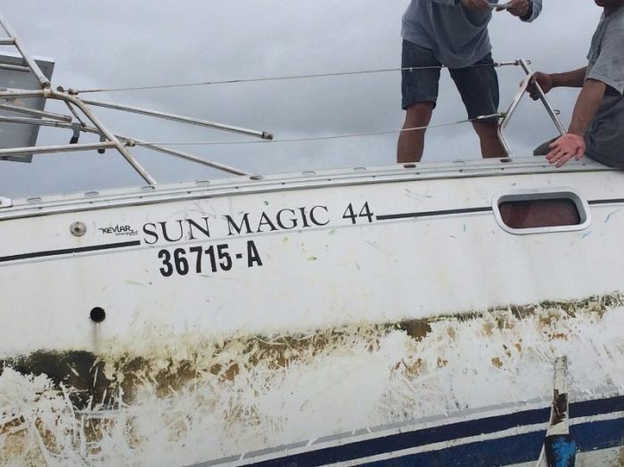 На побережье Филиппин дрейфовала яхта с мумией на борту (5 фото)