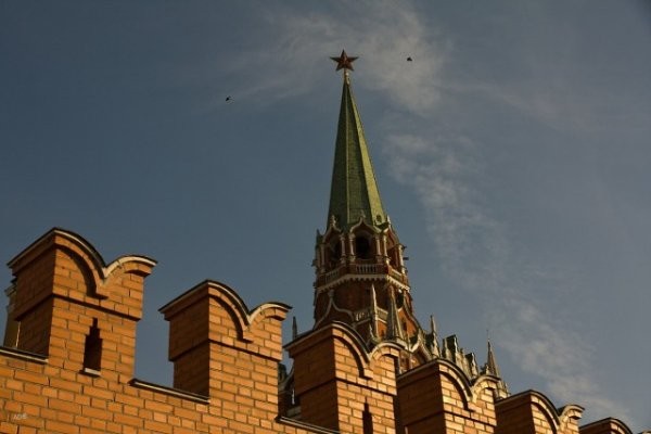 Почему зубцы кремлевской стены имеют такую форму? (7 фото)