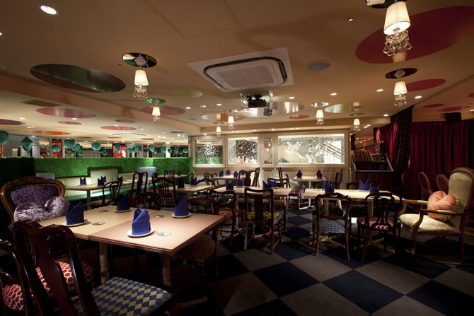 «Алиса в стране чудес» – удивительный ресторан в Токио (10 фото)