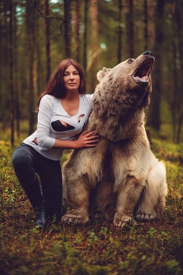 Красивая девушка с медведем (10 фото)