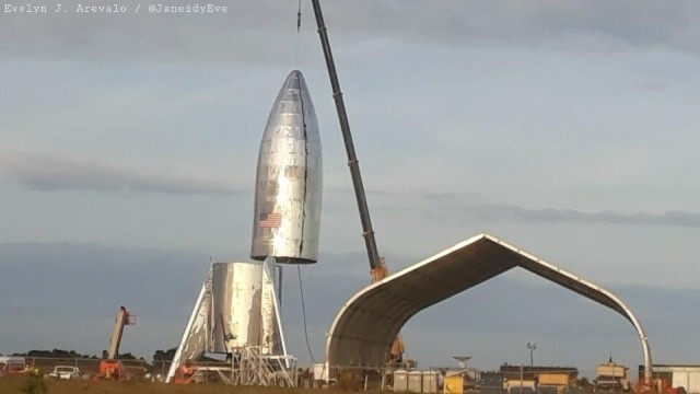 Илон Маск опубликовал фотографию космического корабля (5 фото)