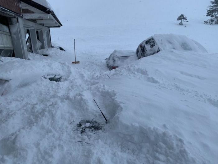 В Швейцарии снежная лавина сошла на отель с постояльцами (14 фото)