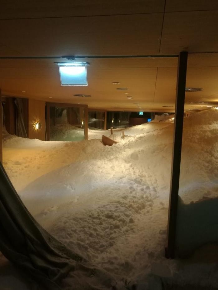 В Швейцарии снежная лавина сошла на отель с постояльцами (14 фото)