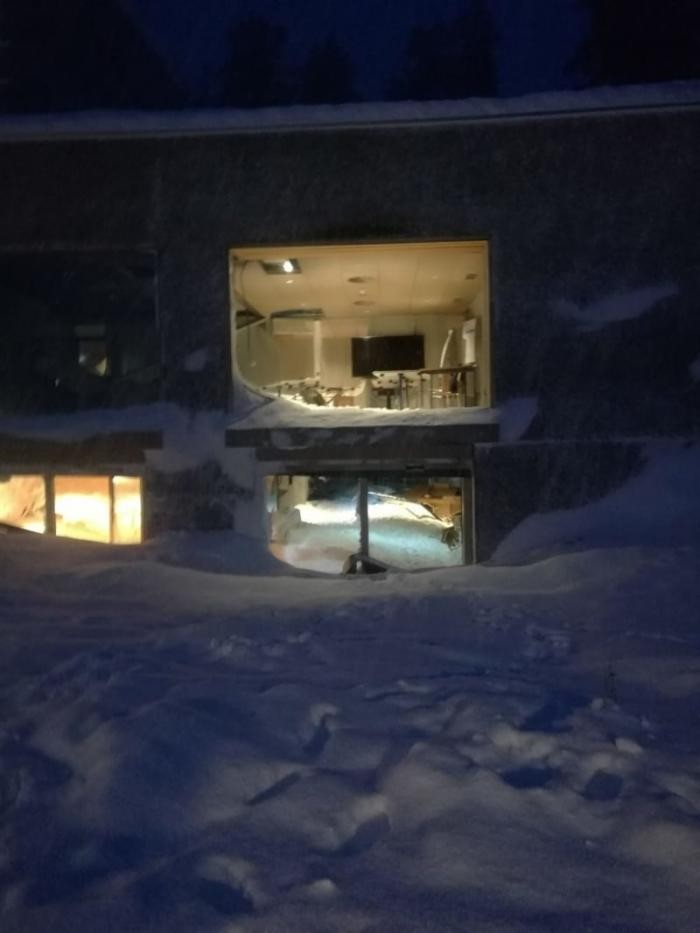 В Швейцарии снежная лавина сошла на отель с постояльцами (14 фото)