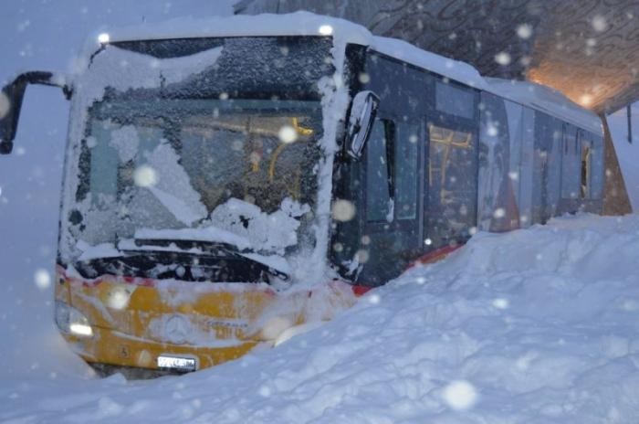 В Швейцарии снежная лавина сошла на отель с постояльцами (14 фото)