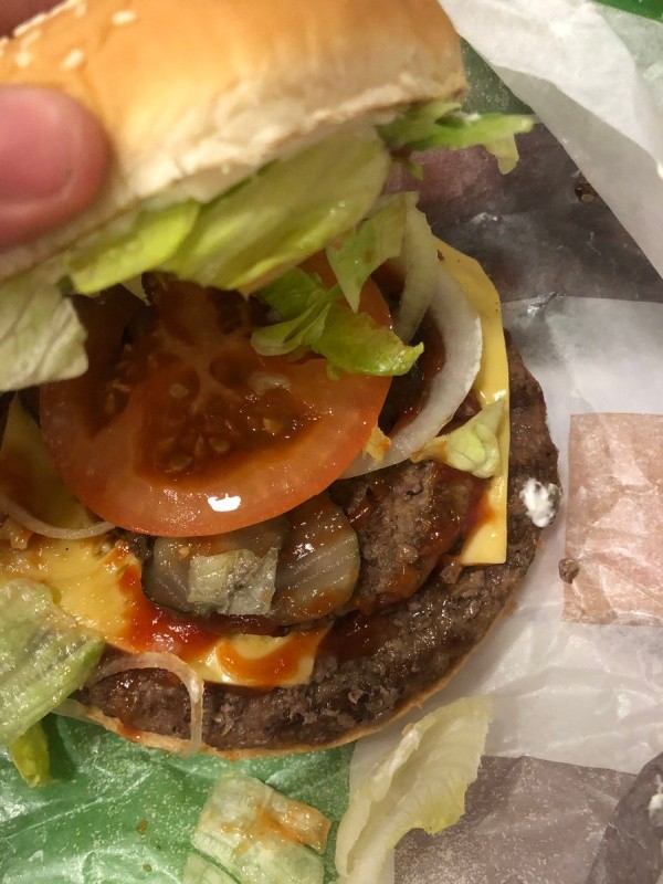 Burger King уменьшил вдвое размер второй котлеты или "синдром девяти яиц" (2 фото)