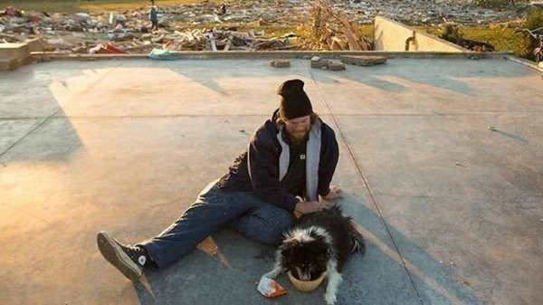 Мужчина отыскал своего "друга" после урагана (9 фото)