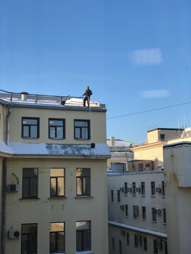 Очистка снега с крыш Санкт-Петербурга (3 фото)