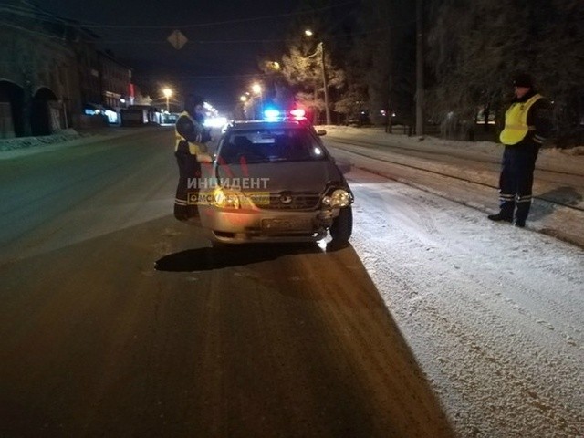 Девушками пришлось выпрыгнуть на ходу из автомобиля такси (3 фото)