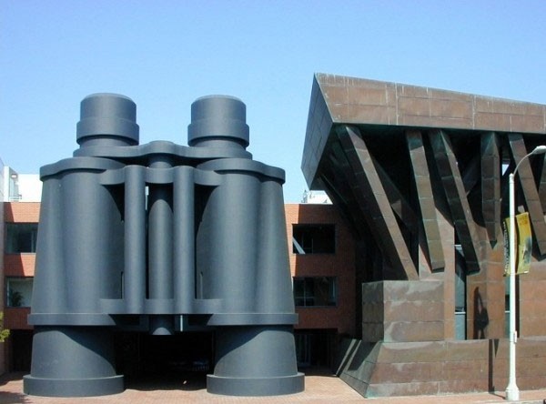 Гигантские скульптуры Класа Ольденбурга (31 фото)