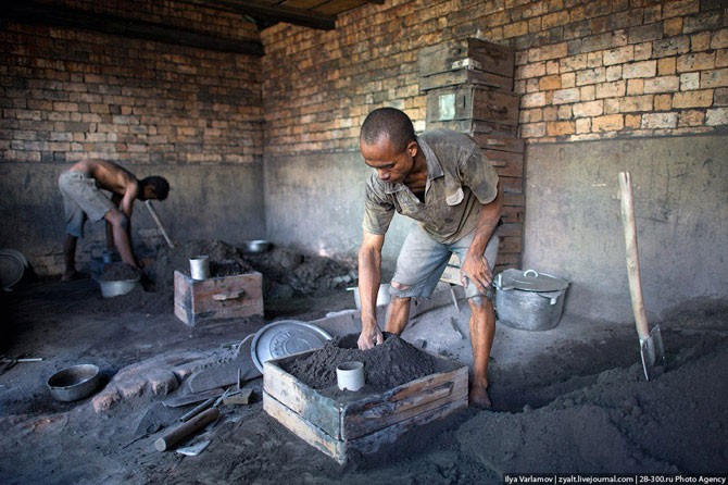 Маленький кастрюльный заводик на Мадагаскаре (21 фото)