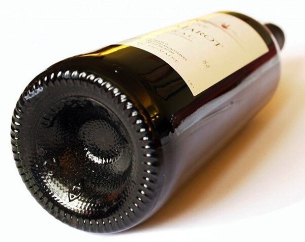 Почему дно у винной бутылки не плоское? (6 фото)