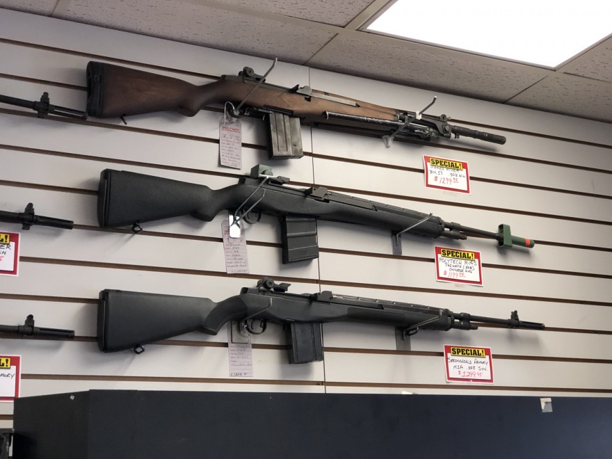 Оружие, которое можно купить в ломбарде в США (15 фото)