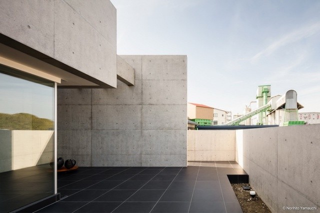 Необычное строение из бетона в Японии (8 фото)