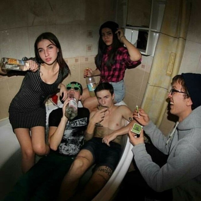 Русская студенческая секс вечеринка с молодыми пьяными девушками