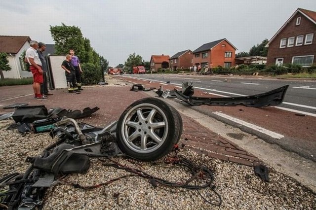 Жуткая авария, в которой Audi S8 разлетелась на куски (11 фото)