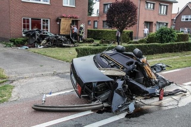 Жуткая авария, в которой Audi S8 разлетелась на куски (11 фото)