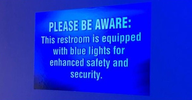 Синяя подсветка в общественных туалетах (5 фото)