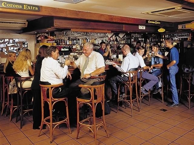 Кафе и рестораны 90-х (24 фото)