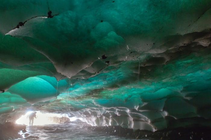 Снежные красивые пещеры Камчатки в фотографиях (20 фото)