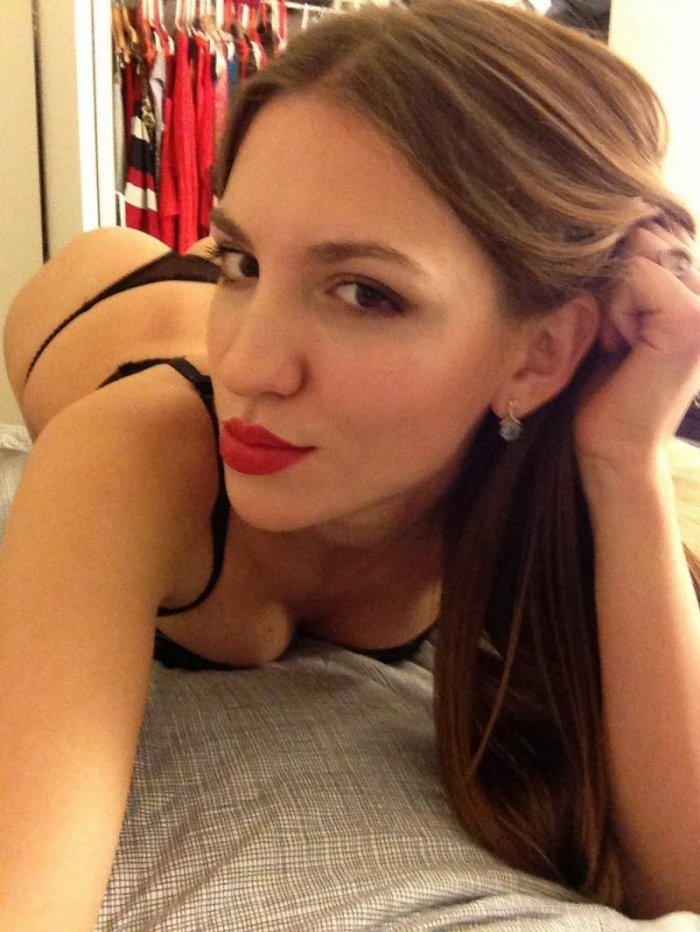 Девушки прогибают спинку (23 фото)