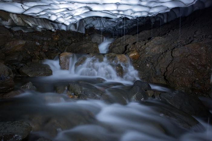 Снежные красивые пещеры Камчатки в фотографиях (20 фото)