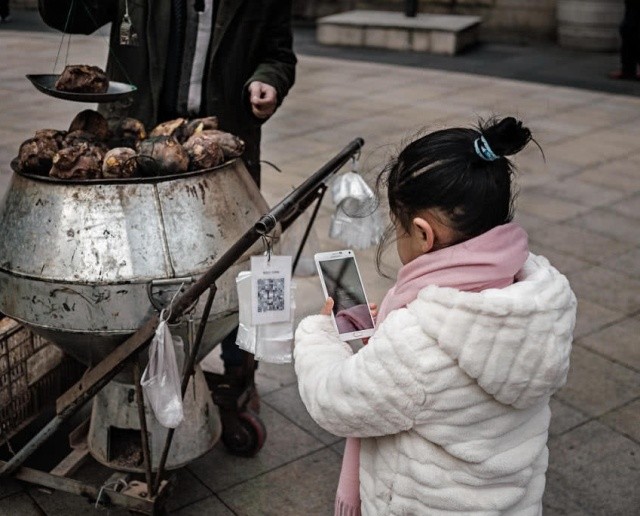 Прогресс не стоит месте: китайцы платят за всё телефоном (11 фото)