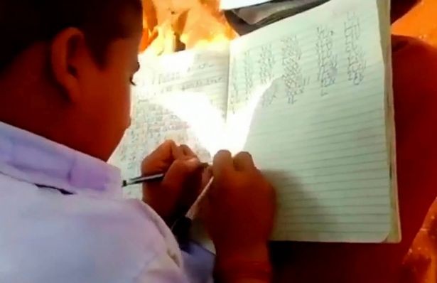 В обычной индийской школе все дети пишут обеими руками (3 фото)