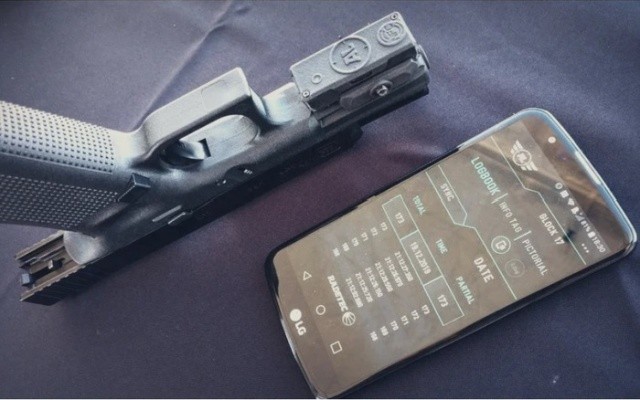 Пистолет Glock 17 с электронным счётчиком боеприпасов (3 фото)
