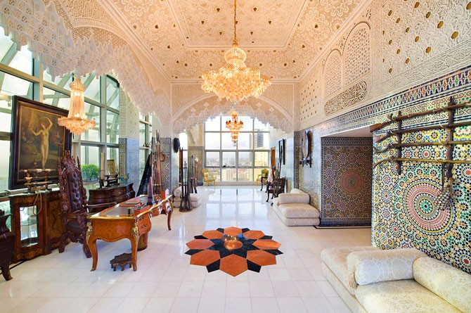 Арабский дворец внутри жилого комплекса (17 фото)