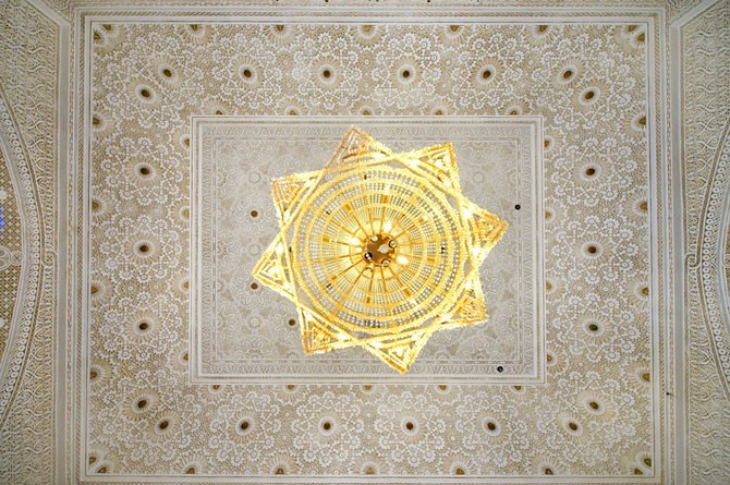 Арабский дворец внутри жилого комплекса (17 фото)